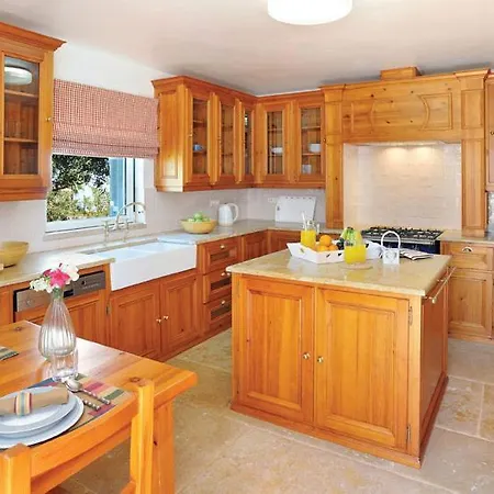 Sleeps 6 Pool Wifi Villa
